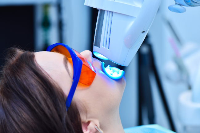 デュアルホワイトニング治療を受けている女性
