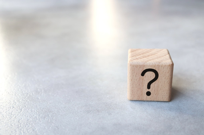 クエスチョンマークが描かれた木のブロック