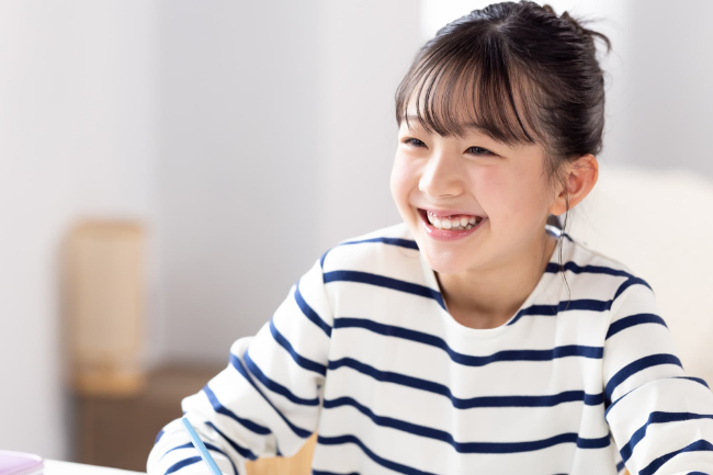 笑顔で勉強する子ども