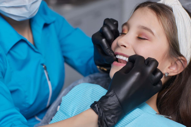 インビザライン・ファーストの治療中に歯科医院に通院する子ども