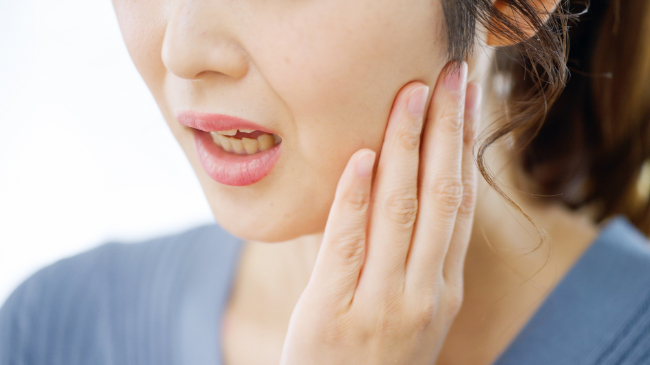 歯ぎしりによって顎関節症を引き起こした女性