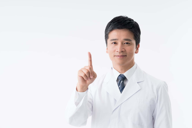 小児矯正の2期治療について説明する歯科医