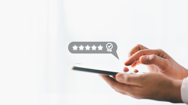 口コミを投稿する様子