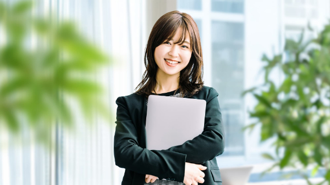 インビザラインで八重歯を治した笑顔の女性