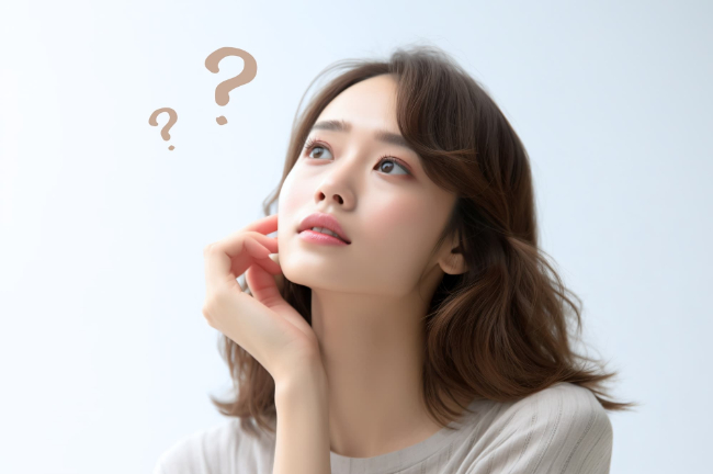 インビザラインで八重歯は治せるのか考える女性