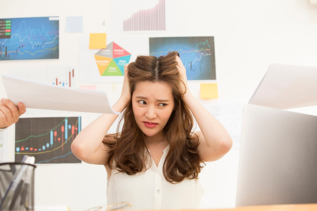 顎関節症の原因になるストレスを感じている会社員の女性