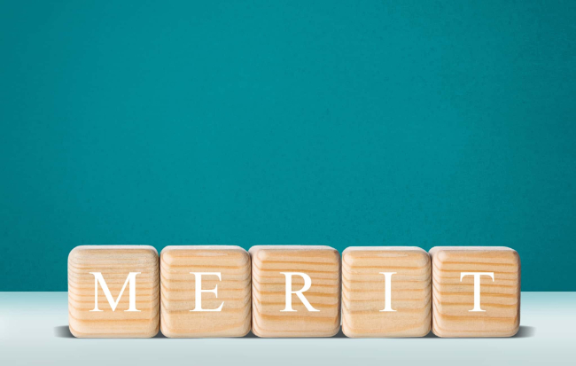 八重歯を治すのにインビザラインを選択するメリットを示す文字