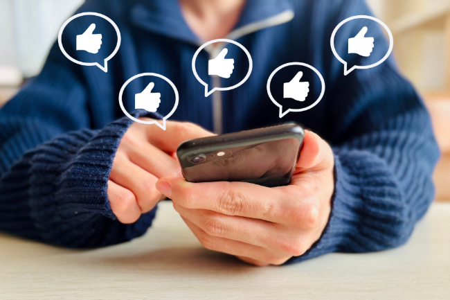 口コミを投稿する女性