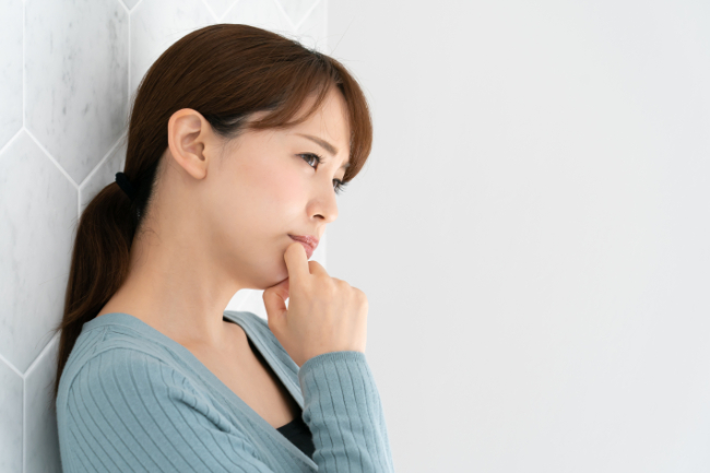 ワイヤー矯正で出っ歯は治せるのか考える女性