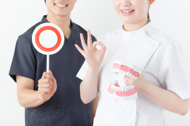 親知らずを抜歯しなくてもよいとOKサインを出す歯科医たち