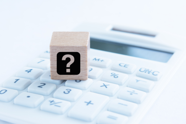 ワイヤー矯正で出っ歯を治すときにかかる費用を考えるイメージ