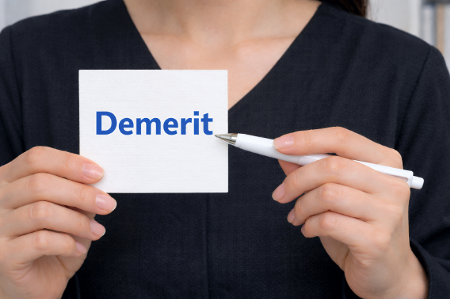 ワイヤー矯正で出っ歯を治すときのデメリットを伝える様子