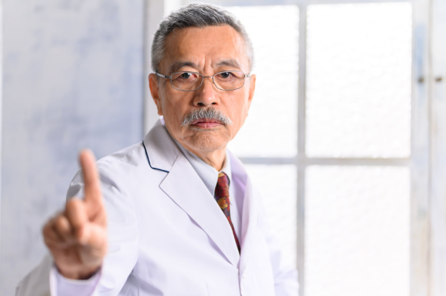 親知らずが歯並びに与える影響を説明する歯科医