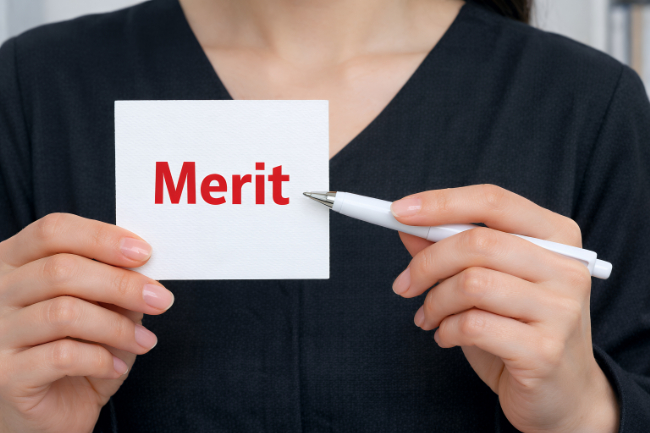 ワイヤー矯正で出っ歯を治すときのメリットを伝える様子