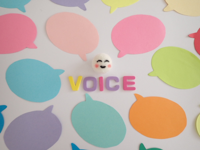 患者様の声を示すニッコリマークとボイスの文字