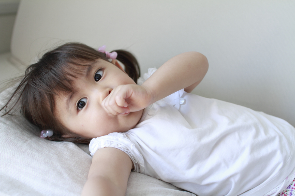 すきっ歯になる原因となる指しゃぶりをしている子ども