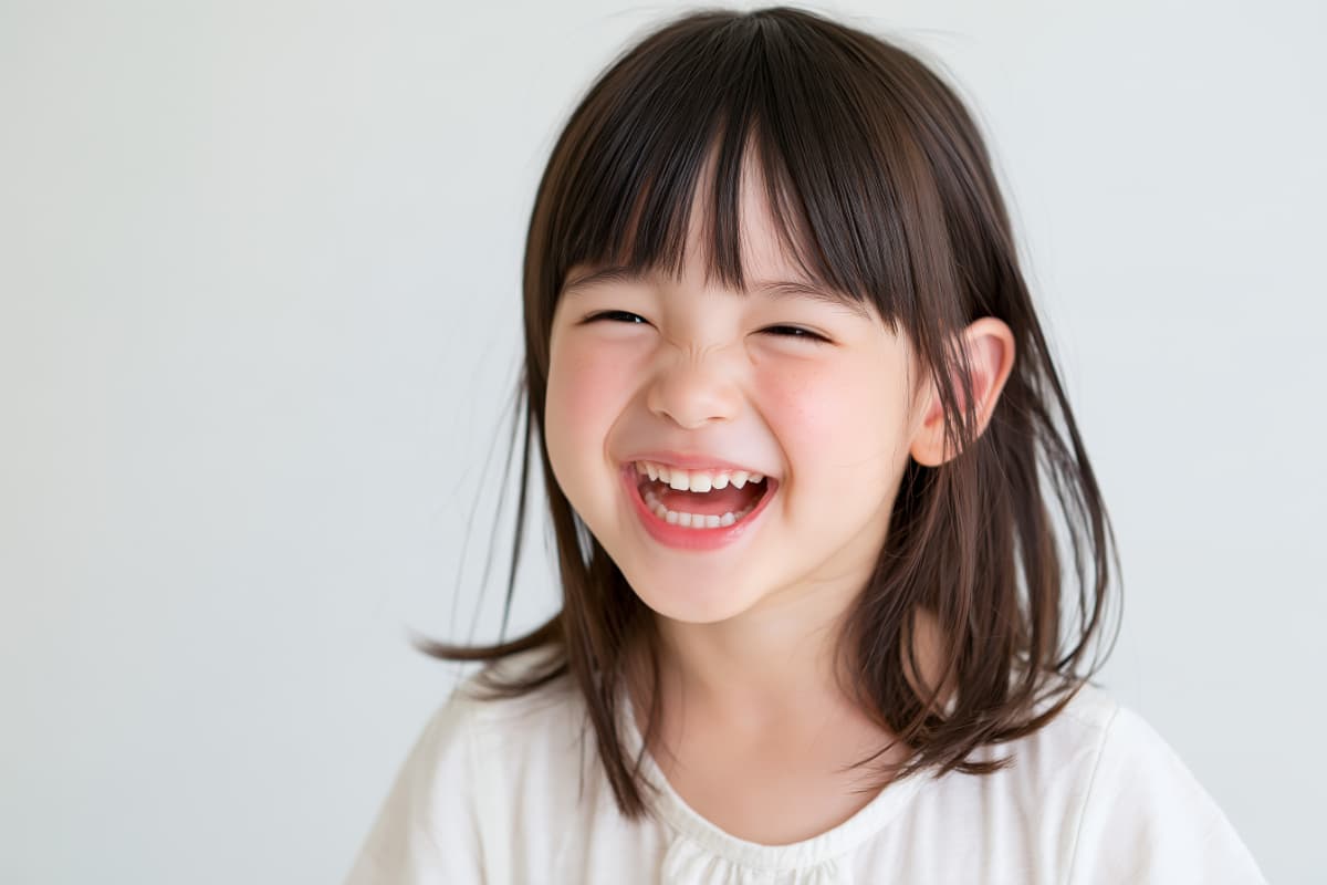 矯正を終えて歯並びが綺麗になった女の子