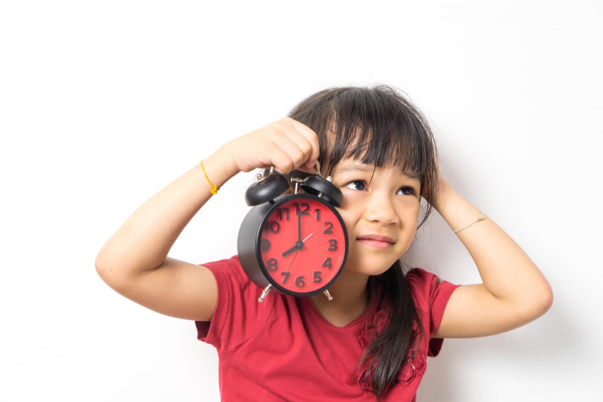 リテーナーの装着時間が不足してしまい頭を抱える女の子