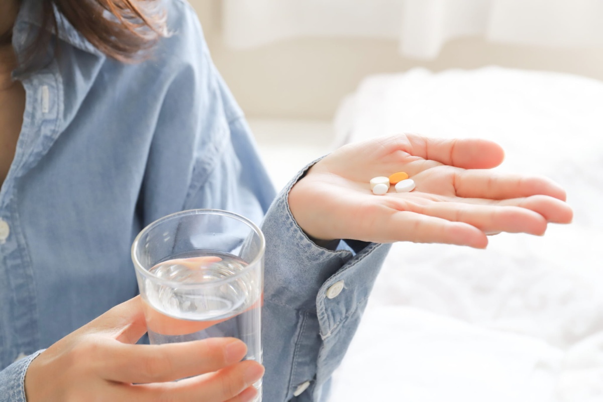 鎮痛剤を飲むイメージ